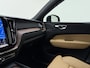 Volvo XC60 T6 AWD 350pk Plus Dark / Luchtvering / geventileerde stoelen / Amber interieur / Panorama dak / Voorruit verwarming /