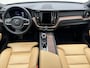 Volvo XC60 T6 AWD 350pk Plus Dark / Luchtvering / geventileerde stoelen / Amber interieur / Panorama dak / Voorruit verwarming /