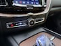 Volvo XC60 T6 AWD 350pk Plus Dark / Luchtvering / geventileerde stoelen / Amber interieur / Panorama dak / Voorruit verwarming /