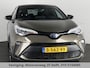 Toyota C-HR / C-HR+ 1.8 HYBRID BI-TONE LUXERY LINE GARANTIE 5-2032 TREKHAAK. 4 SEIZOENEN BANDEN.NAVIGATIE. STUUR EN STOELVERWARMING. HALF LEDER