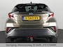Toyota C-HR / C-HR+ 1.8 HYBRID BI-TONE LUXERY LINE GARANTIE 5-2032 TREKHAAK. 4 SEIZOENEN BANDEN.NAVIGATIE. STUUR EN STOELVERWARMING. HALF LEDER