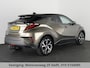 Toyota C-HR / C-HR+ 1.8 HYBRID BI-TONE LUXERY LINE GARANTIE 5-2032 TREKHAAK. 4 SEIZOENEN BANDEN.NAVIGATIE. STUUR EN STOELVERWARMING. HALF LEDER