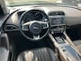 Jaguar F-Pace 2.0 Portfolio AWD 30t 300pk AUTO | Lederen bekleding | Elektrisch verstelb. voorstoelen | Panoramadak | Trekhaak | Elektrische achterklep | Cruise control | Achteruitrijcamera | 18" LMV