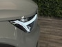Volvo C40 Single Motor Extended Range Ultimate 82 kWh | 98% SoH | Trekhaak | All Season banden | 360° Camera | Harman Kardon | Adaptieve Cruise Control | Bestuurdersstoel elektrisch geheugen | Stoel en Stuurwielverwarming | 20 Inch | Passagiersstoel elektrisch | Microtech / alcantara bekleding met wit stiksel en bies | Zitting verlenging voorstoelen | Panoramadak | Pilot Assist | BLIS Dode Hoek Detectie | Warmtepomp | Google Infotainment | Keyless Drive | Verlichtingspack 2 | Parkeersensoren voor+achter | Privacy Glass | Elektrisch bedienbare achterklep | Breedstralers in voorbumper | Draadloos telefoon opladen | DAB Radio | Apple Carplay/Android Auto | Volvo On Call met mobiele App functie | Vapour Grey Metallic |