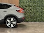 Volvo C40 Single Motor Extended Range Ultimate 82 kWh | 98% SoH | Trekhaak | All Season banden | 360° Camera | Harman Kardon | Adaptieve Cruise Control | Bestuurdersstoel elektrisch geheugen | Stoel en Stuurwielverwarming | 20 Inch | Passagiersstoel elektrisch | Microtech / alcantara bekleding met wit stiksel en bies | Zitting verlenging voorstoelen | Panoramadak | Pilot Assist | BLIS Dode Hoek Detectie | Warmtepomp | Google Infotainment | Keyless Drive | Verlichtingspack 2 | Parkeersensoren voor+achter | Privacy Glass | Elektrisch bedienbare achterklep | Breedstralers in voorbumper | Draadloos telefoon opladen | DAB Radio | Apple Carplay/Android Auto | Volvo On Call met mobiele App functie | Vapour Grey Metallic |