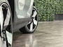 Volvo C40 Single Motor Extended Range Ultimate 82 kWh | 98% SoH | Trekhaak | All Season banden | 360° Camera | Harman Kardon | Adaptieve Cruise Control | Bestuurdersstoel elektrisch geheugen | Stoel en Stuurwielverwarming | 20 Inch | Passagiersstoel elektrisch | Microtech / alcantara bekleding met wit stiksel en bies | Zitting verlenging voorstoelen | Panoramadak | Pilot Assist | BLIS Dode Hoek Detectie | Warmtepomp | Google Infotainment | Keyless Drive | Verlichtingspack 2 | Parkeersensoren voor+achter | Privacy Glass | Elektrisch bedienbare achterklep | Breedstralers in voorbumper | Draadloos telefoon opladen | DAB Radio | Apple Carplay/Android Auto | Volvo On Call met mobiele App functie | Vapour Grey Metallic |