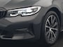 BMW 3-Serie Touring 330e Sport Line PHEV 293pk Dealer O.H. DRAVITGRAU | Trekhaak Af Fabriek | Adaptive Cruise | 360 Camera | Lederen Sportstoelen Memory & Verwarmd | Sfeerverlichting | Stuur Verwarmd | Apple Carplay | Navigatie | DAB | Plug In Hybrid |