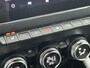 Renault Captur 1.6 E-Tech Plug-in Hybrid 160 Initiale Paris / Lederen Bekleding / Achteruitrijcamera / Stoel & Stuurverwarming / Trekhaak / Apple Carplay & Android Auto / Cruise Control / Climate Control / Parkeersensoren /