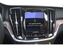Volvo V60 T6 350PK Plug-in Hybrid AWD Ultimate Bright / Adaptive Cruise Control / Harman Kardon / 360 Camera / Elektrisch glazen schuif-kanteldak / Head-up Display / Nappa leer met stoelventilatie / Elektrisch verstelbare stoelen met geheugen / Stoelverwarming / Stuurverwarming