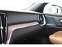 Volvo V60 T6 350PK Plug-in Hybrid AWD Ultimate Bright / Adaptive Cruise Control / Harman Kardon / 360 Camera / Elektrisch glazen schuif-kanteldak / Head-up Display / Nappa leer met stoelventilatie / Elektrisch verstelbare stoelen met geheugen / Stoelverwarming / Stuurverwarming