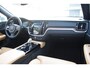 Volvo V60 T6 350PK Plug-in Hybrid AWD Ultimate Bright / Adaptive Cruise Control / Harman Kardon / 360 Camera / Elektrisch glazen schuif-kanteldak / Head-up Display / Nappa leer met stoelventilatie / Elektrisch verstelbare stoelen met geheugen / Stoelverwarming / Stuurverwarming