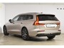 Volvo V60 T6 350PK Plug-in Hybrid AWD Ultimate Bright / Adaptive Cruise Control / Harman Kardon / 360 Camera / Elektrisch glazen schuif-kanteldak / Head-up Display / Nappa leer met stoelventilatie / Elektrisch verstelbare stoelen met geheugen / Stoelverwarming / Stuurverwarming