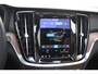 Volvo V60 T6 350PK Plug-in Hybrid AWD Ultimate Bright / Adaptive Cruise Control / Harman Kardon / 360 Camera / Elektrisch glazen schuif-kanteldak / Head-up Display / Nappa leer met stoelventilatie / Elektrisch verstelbare stoelen met geheugen / Stoelverwarming / Stuurverwarming