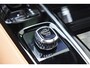 Volvo V60 T6 350PK Plug-in Hybrid AWD Ultimate Bright / Adaptive Cruise Control / Harman Kardon / 360 Camera / Elektrisch glazen schuif-kanteldak / Head-up Display / Nappa leer met stoelventilatie / Elektrisch verstelbare stoelen met geheugen / Stoelverwarming / Stuurverwarming