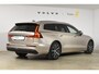 Volvo V60 T6 350PK Plug-in Hybrid AWD Ultimate Bright / Adaptive Cruise Control / Harman Kardon / 360 Camera / Elektrisch glazen schuif-kanteldak / Head-up Display / Nappa leer met stoelventilatie / Elektrisch verstelbare stoelen met geheugen / Stoelverwarming / Stuurverwarming