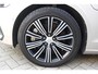 Volvo V60 T6 350PK Plug-in Hybrid AWD Ultimate Bright / Adaptive Cruise Control / Harman Kardon / 360 Camera / Elektrisch glazen schuif-kanteldak / Head-up Display / Nappa leer met stoelventilatie / Elektrisch verstelbare stoelen met geheugen / Stoelverwarming / Stuurverwarming