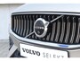 Volvo V60 T6 350PK Plug-in Hybrid AWD Ultimate Bright / Adaptive Cruise Control / Harman Kardon / 360 Camera / Elektrisch glazen schuif-kanteldak / Head-up Display / Nappa leer met stoelventilatie / Elektrisch verstelbare stoelen met geheugen / Stoelverwarming / Stuurverwarming