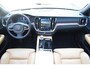 Volvo V60 T6 350PK Plug-in Hybrid AWD Ultimate Bright / Adaptive Cruise Control / Harman Kardon / 360 Camera / Elektrisch glazen schuif-kanteldak / Head-up Display / Nappa leer met stoelventilatie / Elektrisch verstelbare stoelen met geheugen / Stoelverwarming / Stuurverwarming