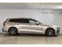 Volvo V60 T6 350PK Plug-in Hybrid AWD Ultimate Bright / Adaptive Cruise Control / Harman Kardon / 360 Camera / Elektrisch glazen schuif-kanteldak / Head-up Display / Nappa leer met stoelventilatie / Elektrisch verstelbare stoelen met geheugen / Stoelverwarming / Stuurverwarming