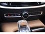 Volvo V60 T6 350PK Plug-in Hybrid AWD Ultimate Bright / Adaptive Cruise Control / Harman Kardon / 360 Camera / Elektrisch glazen schuif-kanteldak / Head-up Display / Nappa leer met stoelventilatie / Elektrisch verstelbare stoelen met geheugen / Stoelverwarming / Stuurverwarming