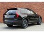 Volvo XC90 2.0 T8 Plug-in hybrid AWD Ultra Dark | Luchtvering | Bowers & Wilkins | Panoramisch schuif-/kanteldak | Geventileerde stoelen | Gelamineerde zijruiten | Extra getint glas | 360 graden camera | Massagefunctie op de voorstoelen | 22 inch. lichtmetalen velgen | Stoel-/stuurwielverwarming | Verwarmde achterbank | Volvo Guard | Pilot assist | BLIS