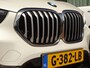 BMW X1 sDrive20i ParelWeiss | Full Options | HUD | NavPro | Stoelverw | All wheater | Uniek
