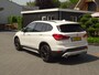 BMW X1 sDrive20i ParelWeiss | Full Options | HUD | NavPro | Stoelverw | All wheater | Uniek