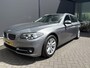 BMW 5-Serie Touring 520i High Executive Airco - Parkeersensoren - Navigatiesysteem - Trekhaak - Cruise control - Licht metalen velgen 17 inch - Start/stop systeem - Voorstoelen verwarmd - Stuur multifunctioneel - Bluetooth - Radio/ Elektrische ramen
