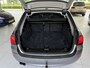 BMW 5-Serie Touring 520i High Executive Airco - Parkeersensoren - Navigatiesysteem - Trekhaak - Cruise control - Licht metalen velgen 17 inch - Start/stop systeem - Voorstoelen verwarmd - Stuur multifunctioneel - Bluetooth - Radio/ Elektrische ramen
