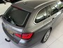 BMW 5-Serie Touring 520i High Executive Airco - Parkeersensoren - Navigatiesysteem - Trekhaak - Cruise control - Licht metalen velgen 17 inch - Start/stop systeem - Voorstoelen verwarmd - Stuur multifunctioneel - Bluetooth - Radio/ Elektrische ramen