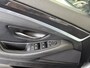 BMW 5-Serie Touring 520i High Executive Airco - Parkeersensoren - Navigatiesysteem - Trekhaak - Cruise control - Licht metalen velgen 17 inch - Start/stop systeem - Voorstoelen verwarmd - Stuur multifunctioneel - Bluetooth - Radio/ Elektrische ramen