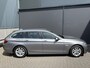 BMW 5-Serie Touring 520i High Executive Airco - Parkeersensoren - Navigatiesysteem - Trekhaak - Cruise control - Licht metalen velgen 17 inch - Start/stop systeem - Voorstoelen verwarmd - Stuur multifunctioneel - Bluetooth - Radio/ Elektrische ramen