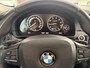 BMW 5-Serie Touring 520i High Executive Airco - Parkeersensoren - Navigatiesysteem - Trekhaak - Cruise control - Licht metalen velgen 17 inch - Start/stop systeem - Voorstoelen verwarmd - Stuur multifunctioneel - Bluetooth - Radio/ Elektrische ramen