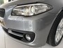 BMW 5-Serie Touring 520i High Executive Airco - Parkeersensoren - Navigatiesysteem - Trekhaak - Cruise control - Licht metalen velgen 17 inch - Start/stop systeem - Voorstoelen verwarmd - Stuur multifunctioneel - Bluetooth - Radio/ Elektrische ramen