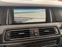 BMW 5-Serie Touring 520i High Executive Airco - Parkeersensoren - Navigatiesysteem - Trekhaak - Cruise control - Licht metalen velgen 17 inch - Start/stop systeem - Voorstoelen verwarmd - Stuur multifunctioneel - Bluetooth - Radio/ Elektrische ramen