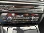 BMW 5-Serie Touring 520i High Executive Airco - Parkeersensoren - Navigatiesysteem - Trekhaak - Cruise control - Licht metalen velgen 17 inch - Start/stop systeem - Voorstoelen verwarmd - Stuur multifunctioneel - Bluetooth - Radio/ Elektrische ramen