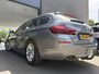 BMW 5-Serie Touring 520i High Executive Airco - Parkeersensoren - Navigatiesysteem - Trekhaak - Cruise control - Licht metalen velgen 17 inch - Start/stop systeem - Voorstoelen verwarmd - Stuur multifunctioneel - Bluetooth - Radio/ Elektrische ramen