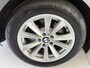 BMW 5-Serie Touring 520i High Executive Airco - Parkeersensoren - Navigatiesysteem - Trekhaak - Cruise control - Licht metalen velgen 17 inch - Start/stop systeem - Voorstoelen verwarmd - Stuur multifunctioneel - Bluetooth - Radio/ Elektrische ramen