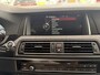 BMW 5-Serie Touring 520i High Executive Airco - Parkeersensoren - Navigatiesysteem - Trekhaak - Cruise control - Licht metalen velgen 17 inch - Start/stop systeem - Voorstoelen verwarmd - Stuur multifunctioneel - Bluetooth - Radio/ Elektrische ramen