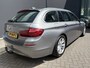 BMW 5-Serie Touring 520i High Executive Airco - Parkeersensoren - Navigatiesysteem - Trekhaak - Cruise control - Licht metalen velgen 17 inch - Start/stop systeem - Voorstoelen verwarmd - Stuur multifunctioneel - Bluetooth - Radio/ Elektrische ramen