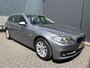 BMW 5-Serie Touring 520i High Executive Airco - Parkeersensoren - Navigatiesysteem - Trekhaak - Cruise control - Licht metalen velgen 17 inch - Start/stop systeem - Voorstoelen verwarmd - Stuur multifunctioneel - Bluetooth - Radio/ Elektrische ramen