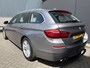 BMW 5-Serie Touring 520i High Executive Airco - Parkeersensoren - Navigatiesysteem - Trekhaak - Cruise control - Licht metalen velgen 17 inch - Start/stop systeem - Voorstoelen verwarmd - Stuur multifunctioneel - Bluetooth - Radio/ Elektrische ramen