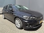 Fiat Tipo Stationwagon 1.6 16v Business Lusso Automaat Airco - Parkeersensor achter - Navigatie - Cruise control - Radio - Led verlichting - Licht metalen velgen 16 inch - Dakrails - Elektrische ramen - Mistlampen - Radio - Stuur multifunctioneel - Extra getint glas achter - Bluetooth
