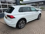 Volkswagen Tiguan 1.5 TSI ACT Highline Business R-Line / Pano / Virtual / ACC / Trekhaak / NL Auto met NAP.