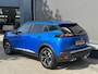 Peugeot 2008 1.2 Turbo 130 PK Allure Pack | Trekhaak 1200 KG | Navigatie | 3D Virtual Cockpit | Stoelverwarming | LED Verlichting | Half Lederen Bekleding | Keyless Start | Climate Control | Cruise Control | 17 Inch Lichtmetalen Velgen |