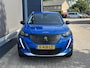Peugeot 2008 1.2 Turbo 130 PK Allure Pack | Trekhaak 1200 KG | Navigatie | 3D Virtual Cockpit | Stoelverwarming | LED Verlichting | Half Lederen Bekleding | Keyless Start | Climate Control | Cruise Control | 17 Inch Lichtmetalen Velgen |