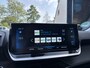 Peugeot 2008 1.2 Turbo 130 PK Allure Pack | Trekhaak 1200 KG | Navigatie | 3D Virtual Cockpit | Stoelverwarming | LED Verlichting | Half Lederen Bekleding | Keyless Start | Climate Control | Cruise Control | 17 Inch Lichtmetalen Velgen |