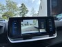 Peugeot 2008 1.2 Turbo 130 PK Allure Pack | Trekhaak 1200 KG | Navigatie | 3D Virtual Cockpit | Stoelverwarming | LED Verlichting | Half Lederen Bekleding | Keyless Start | Climate Control | Cruise Control | 17 Inch Lichtmetalen Velgen |