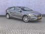Volvo V40 2.0 T4 Inscription | Stoelverwarming Voor | Panoramadak | Elektrisch Bedienbare Bestuurdersstoel | Navigatie | Parkeersensoren Voor en Achter | Parkeercamera | Keyless | Trekhaak |