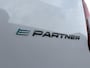 Peugeot e-Partner L1 50 kWh 136pk | 8 jaar garantie | 0% financial lease | 3-zits | Houten afwerking laadruimte | Multimedia | Draadloze Apple Carplay en Android Auto | NAVI | Parkeersensoren voor en achter | Achteruitrijcamera | Dode hoek detectie | Mistlampen | Licht- en regensensor | Automatische verlichting | Stuurwielbediening | Digital cockpit | Bestuurdersstoel comfort | van €31.465 voor €27.450 ex. BTW rijklaar